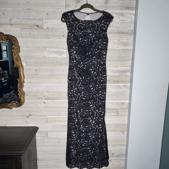 XSCAPE black floral lace elegant evening gown. Luxury - Picture 1 of 7